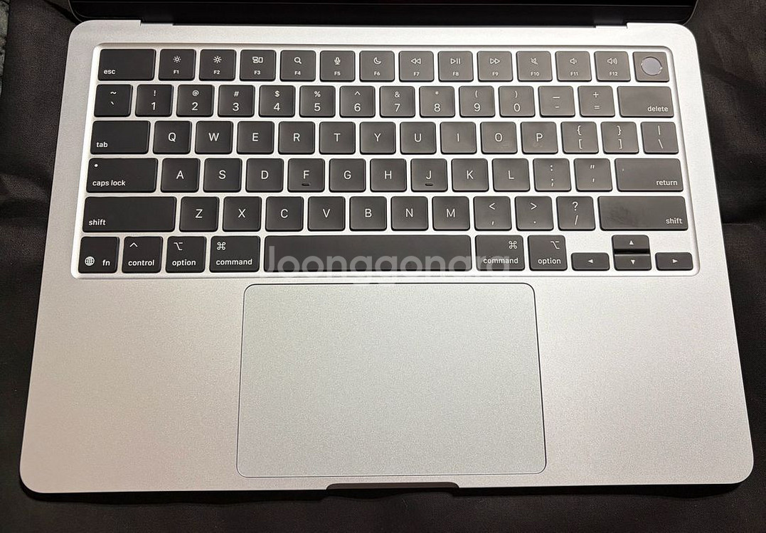 맥북 에어 M4 13 16/512 스카이 블루 애케플영문 키보드하자없고 외관 깨끗합니다박스 및 구성품 모두 있어요배--1