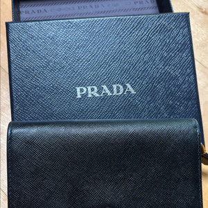 프라다 사피아노 중지갑 팝니다