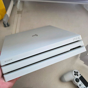 PS4 Pro 1TB 화이트 + 카메라 + 게임 타이틀