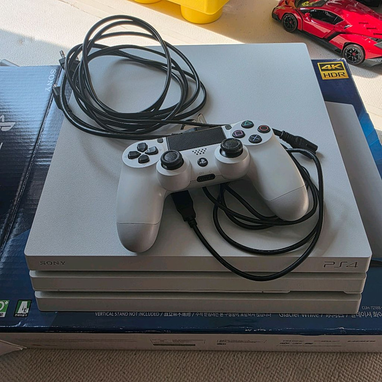 PS4 Pro 1TB 화이트 + 카메라 + 게임 타이틀--1