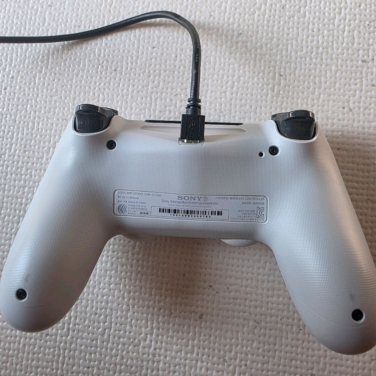 PS4 Pro 1TB 화이트 + 카메라 + 게임 타이틀--3