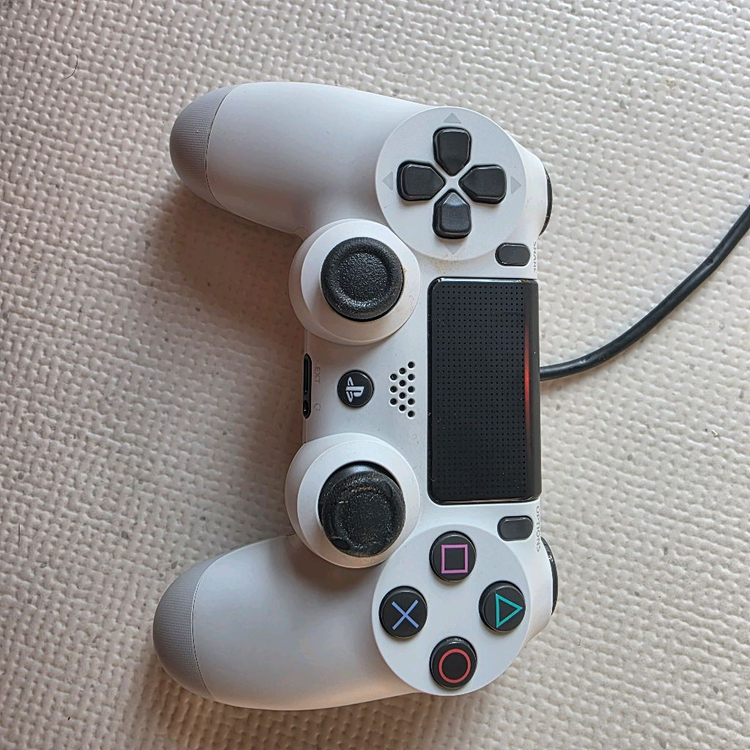 PS4 Pro 1TB 화이트 + 카메라 + 게임 타이틀--2