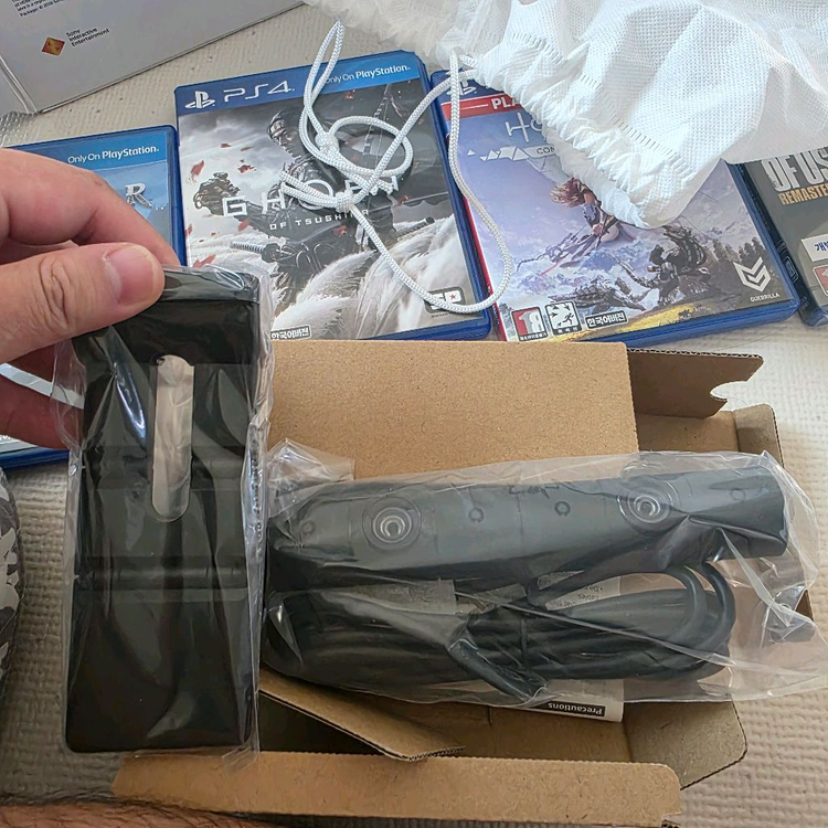 PS4 Pro 1TB 화이트 + 카메라 + 게임 타이틀--8