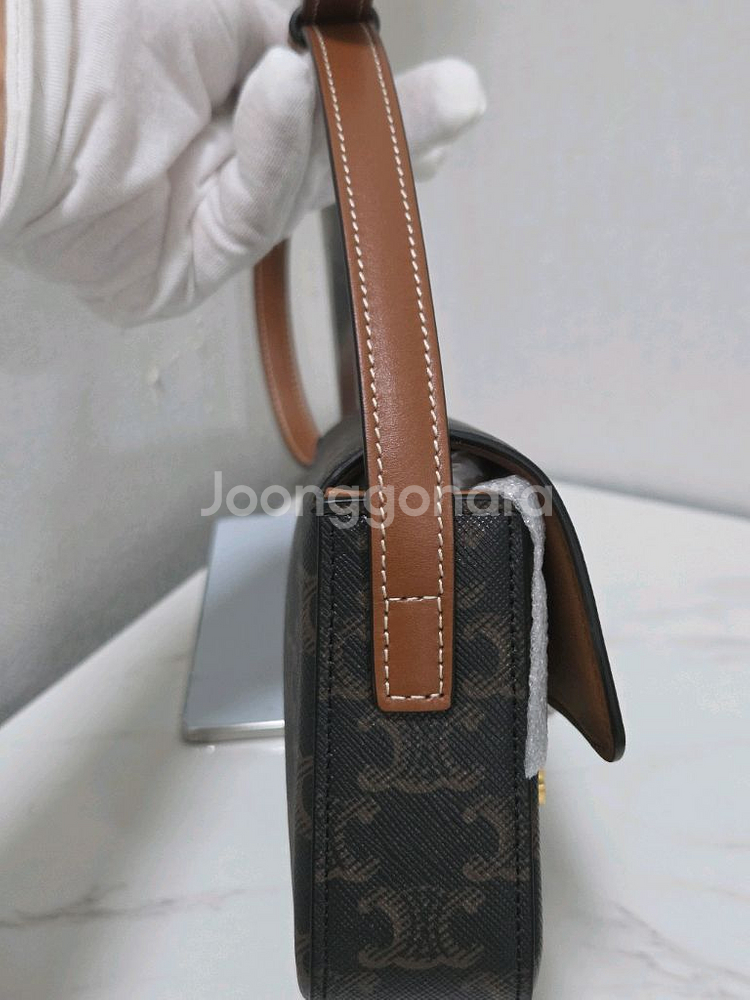 [새상품급] 셀린느 트리옹프 클로드 숄더백 Black Tan--4