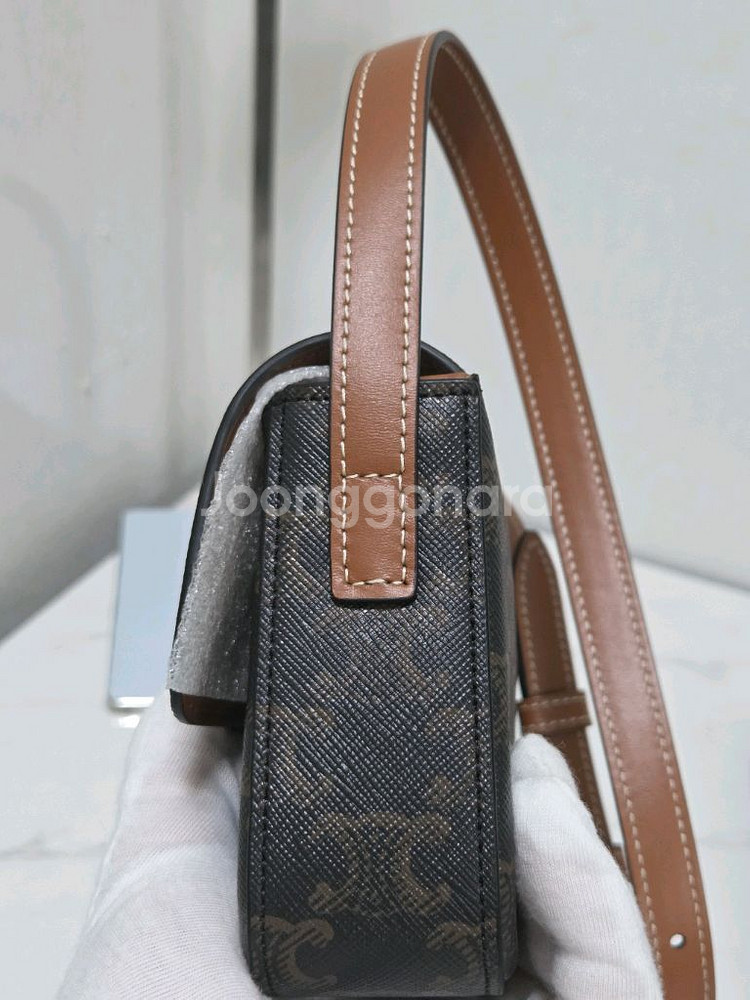 [새상품급] 셀린느 트리옹프 클로드 숄더백 Black Tan--5