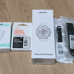 갤럭시 워치8 클래식 화이트 미개봉 판매(구성품 많음)
