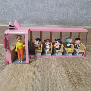 짱구 유치원버스 피규어 팝니다