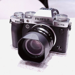 후지필름 X-T5.xt5 카메라를 판매 합니다.