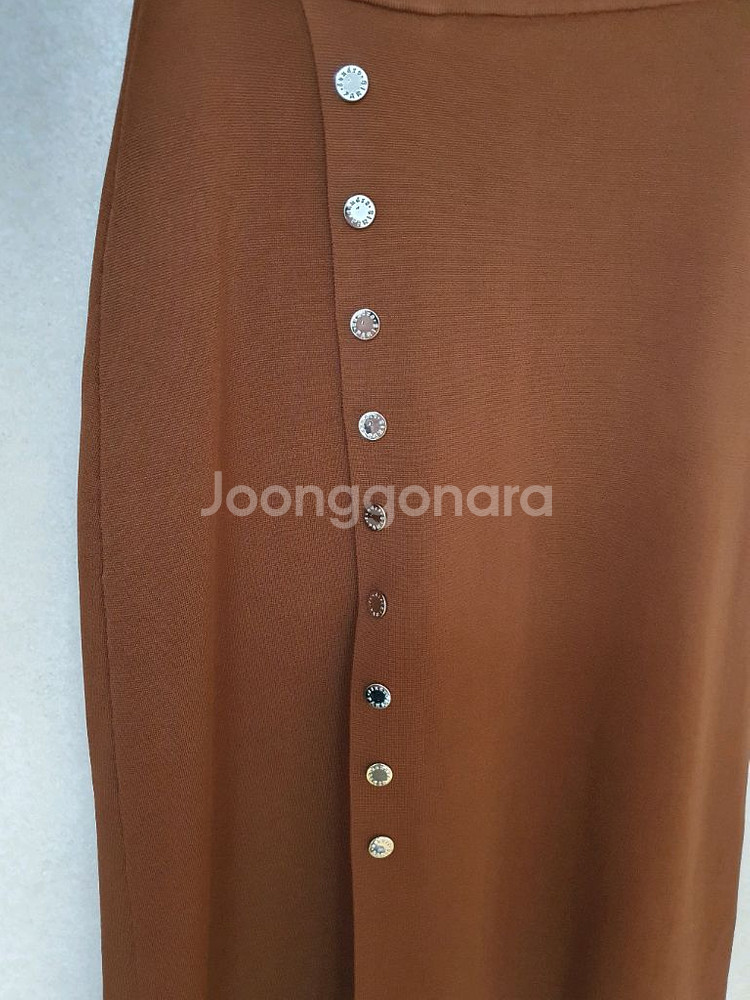 산드로 sandro 골드 버튼 슬릿 니트 스커트--3