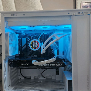 (급처)라이젠7800X3D 램16G 1테라 5070 12GB 화이트본체!