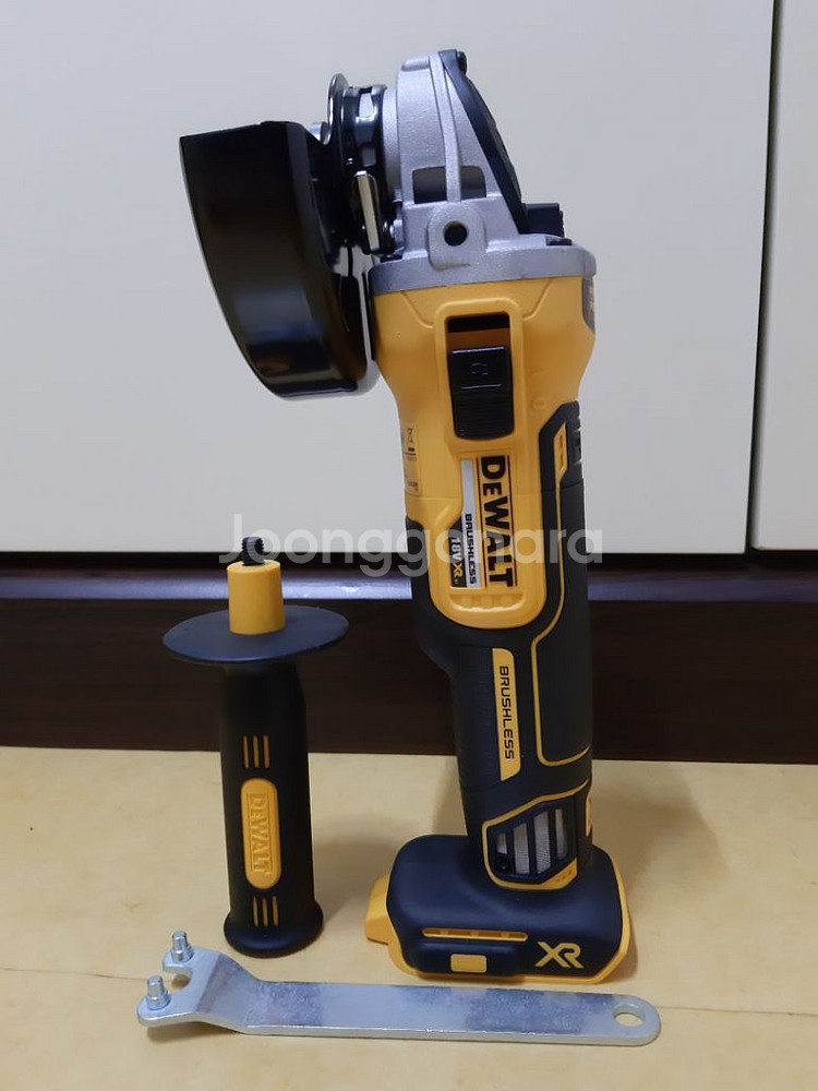 디월트 그라인더 DCG405N (몸체만)--0