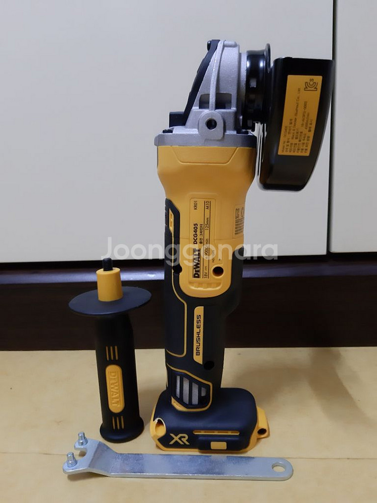 디월트 그라인더 DCG405N (몸체만)--1