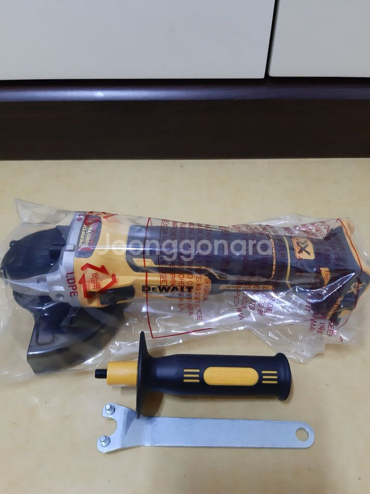 디월트 그라인더 DCG405N (몸체만)--2