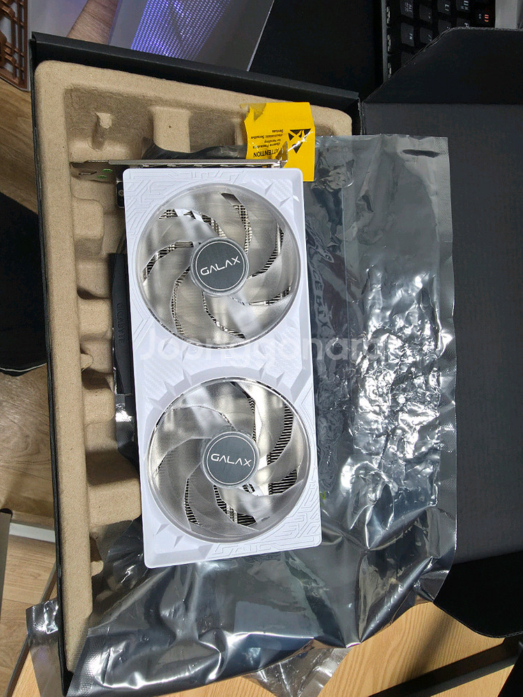 갤럭시 RTX5060 화이트 풀박 팝니다--0