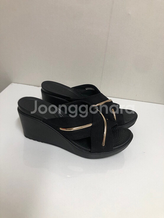 크록스 정품 레이2 메탈블록 웨지 샌들 250사이즈 w9--1