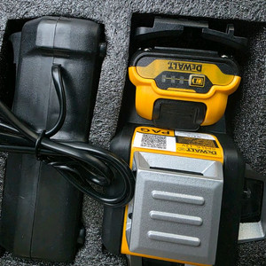 디월트 DCS346 12V 무선충전기