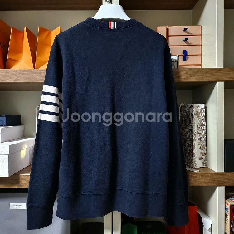 톰브라운 사선완장 맨투맨 3사이즈 네이비--1