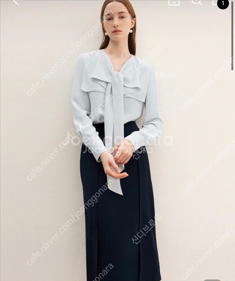 비에이유 바이 브라이드앤유윌라 케이프 타이 블라우스 블루,크림 새상품팔아요--0