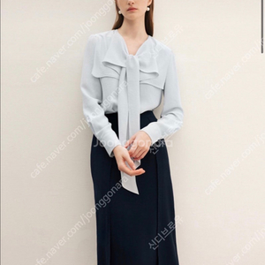 비에이유 바이 브라이드앤유윌라 케이프 타이 블라우스 블루,크림 새상품팔아요