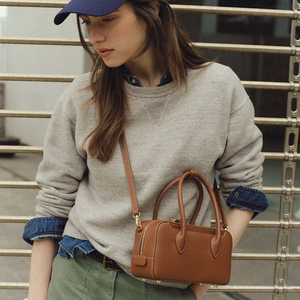 드메리엘 볼링백 미디움 탠브라운 이미지