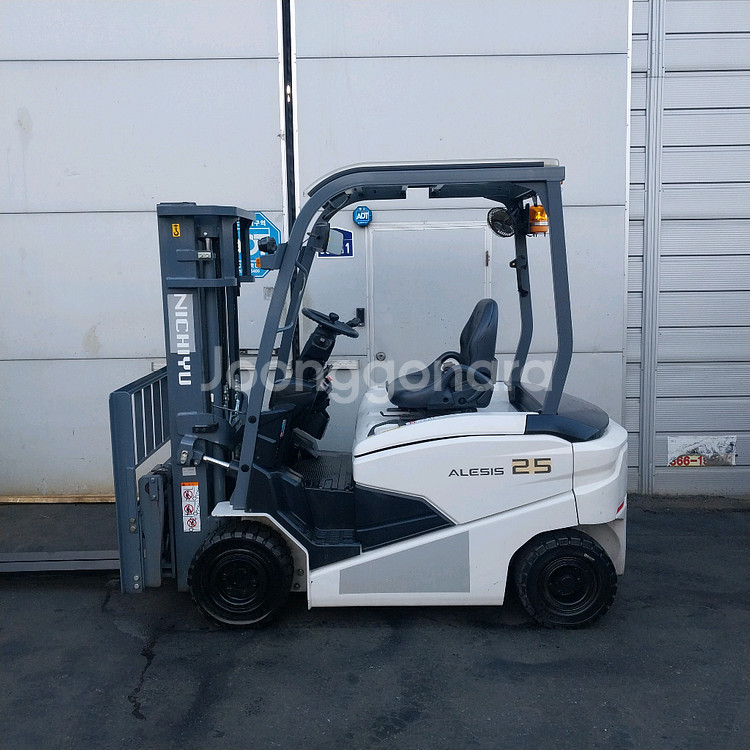 니찌유전동지게차 2.5톤 사이드쉬프트 장착 자동발장착 2020년식--0