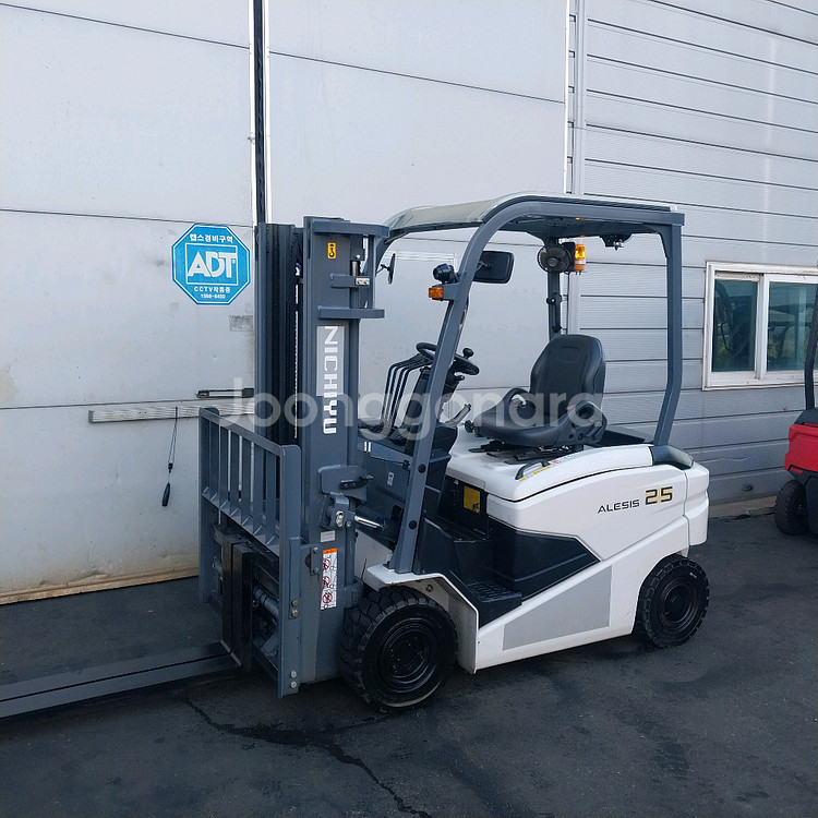 니찌유전동지게차 2.5톤 사이드쉬프트 장착 자동발장착 2020년식--2