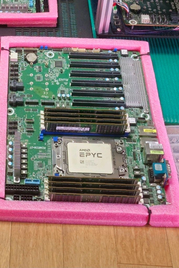64코어 EPYC 7T83 + 딥러닝 서버 메인보드 + 2000w 파워 이미지