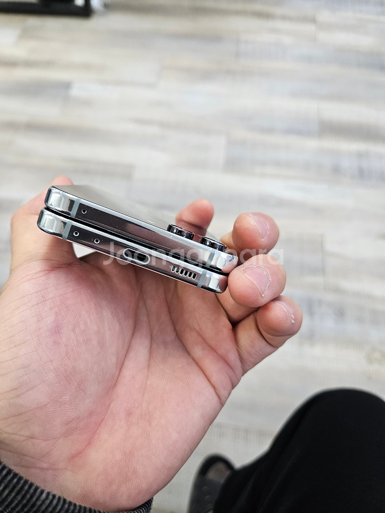 실사진 삼성 갤럭시Z플립5 판매 중고폰 F731--3