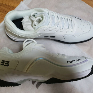 새상품 택포)스펙트럼 SBS-2501 흰색 배드민턴화 새상품 280팝니다.