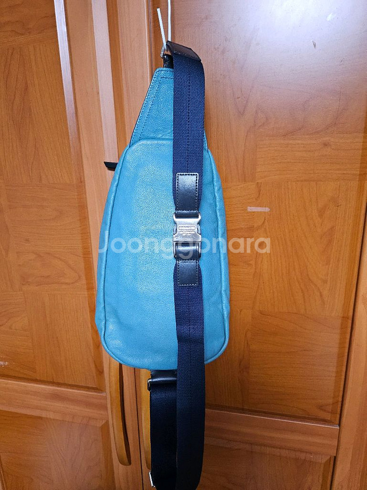 코치 가죽 슬링백--1