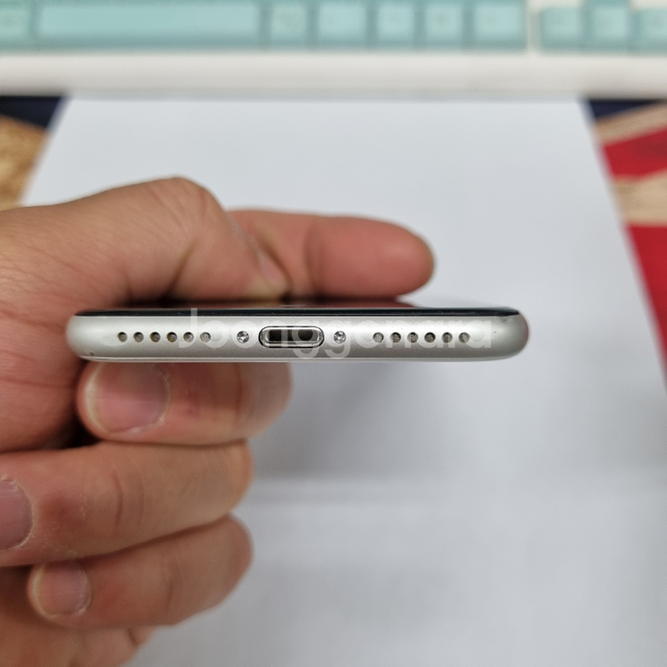 209321 아이폰SE2 128 화이트 중고폰 배터리84%--3