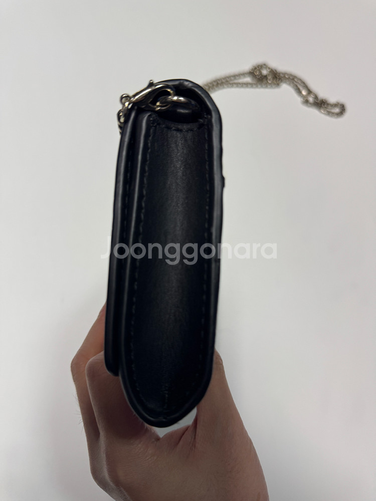 여성 게스 Guess 보석 장식 체인 숄더백 블랙--2