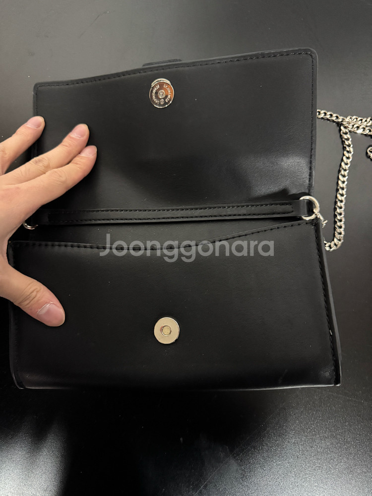 여성 게스 Guess 보석 장식 체인 숄더백 블랙--3