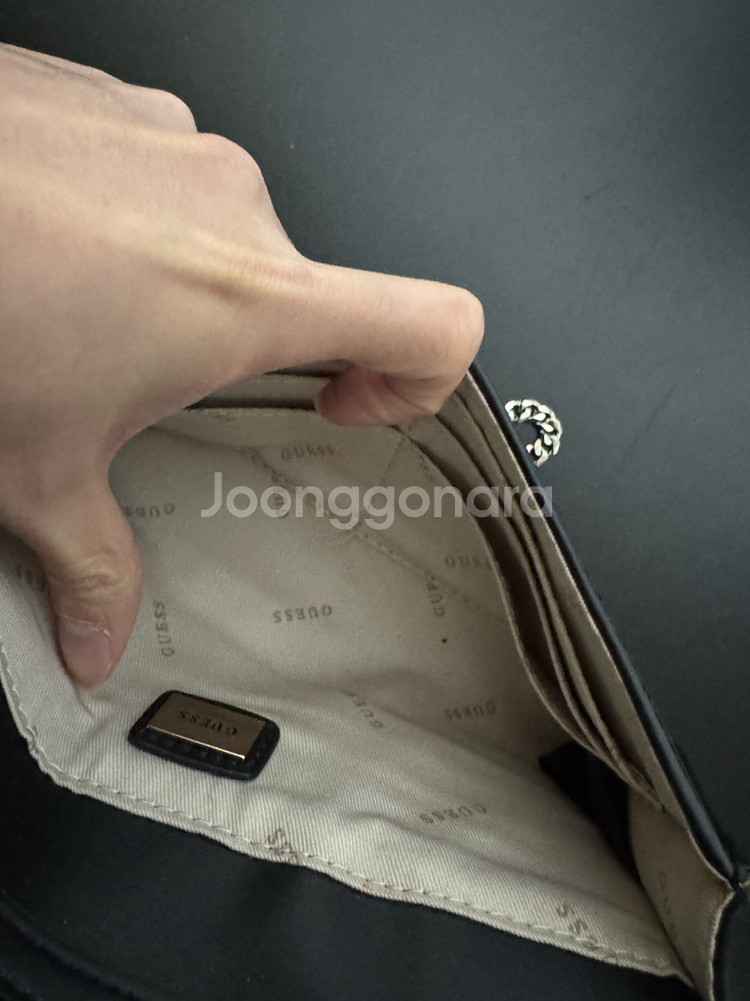 여성 게스 Guess 보석 장식 체인 숄더백 블랙--4