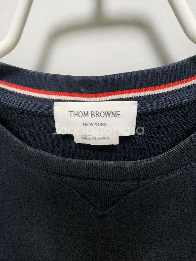 (4사이즈) 톰브라운 사선완장 맨투맨 네이비--2