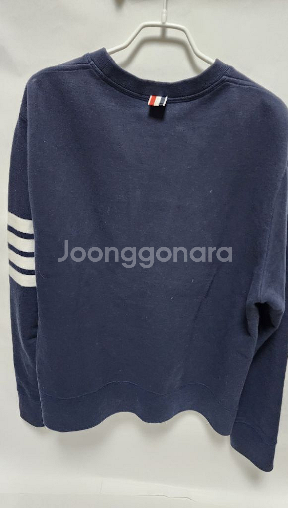 (4사이즈) 톰브라운 사선완장 맨투맨 네이비--1