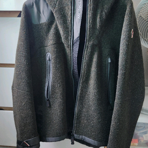 정품.10회미만 착용 새상품급 몽클레어 모직후드 패딩~3사이즈