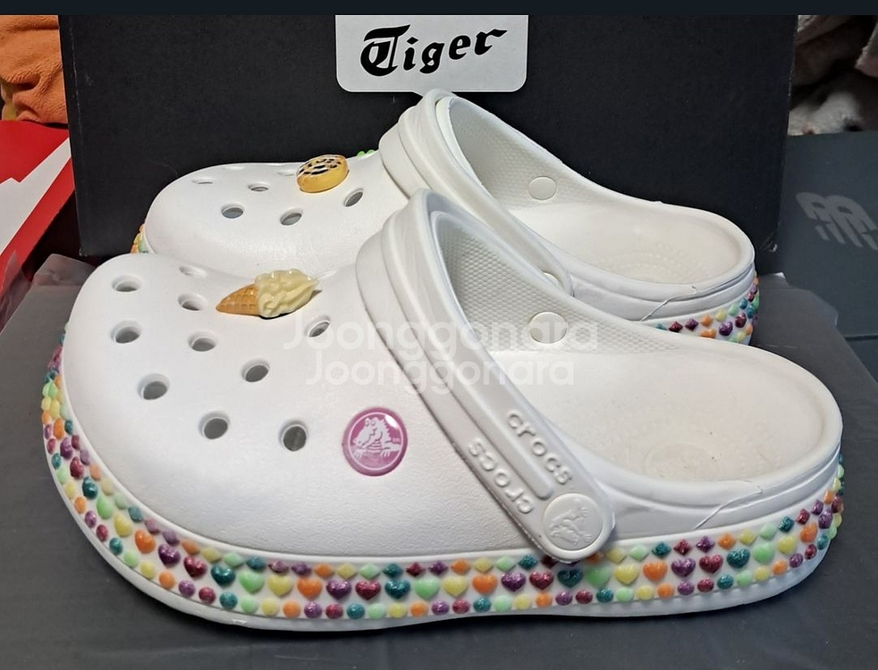 크록스J2 210사이즈 지비츠포함 하트크록스--3