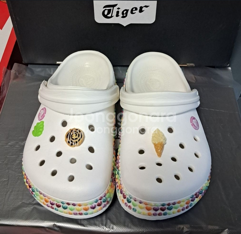 크록스J2 210사이즈 지비츠포함 하트크록스--1