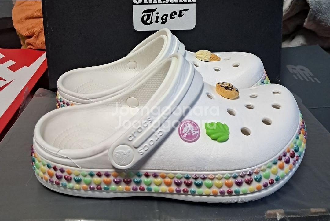 크록스J2 210사이즈 지비츠포함 하트크록스--2