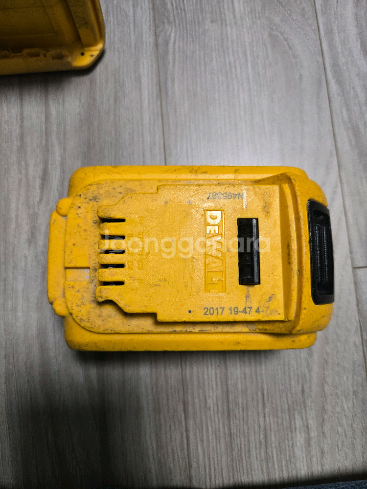 디월트 임팩드라이버dcf887.드릴dcd991.배터리18v 4ah 팜--9