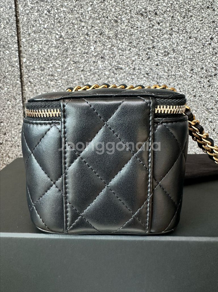 샤넬 골드볼 미니 베니티 블랙 ( 정사각 )--7