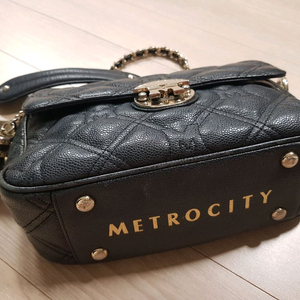 메트로시티 퀼팅 가죽 크로스백