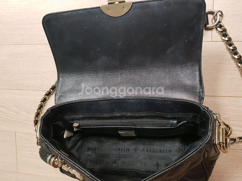 메트로시티 퀼팅 가죽 크로스백--7