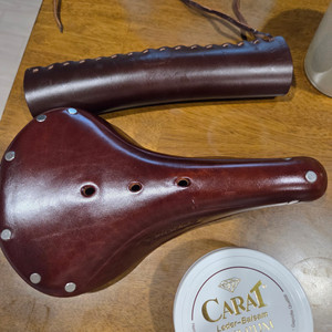 브롬톤에 잘어울리는 브룩스B17 자전거안장 탑튜브