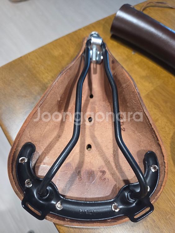 브롬톤에 잘어울리는 브룩스B17 자전거안장 탑튜브--4