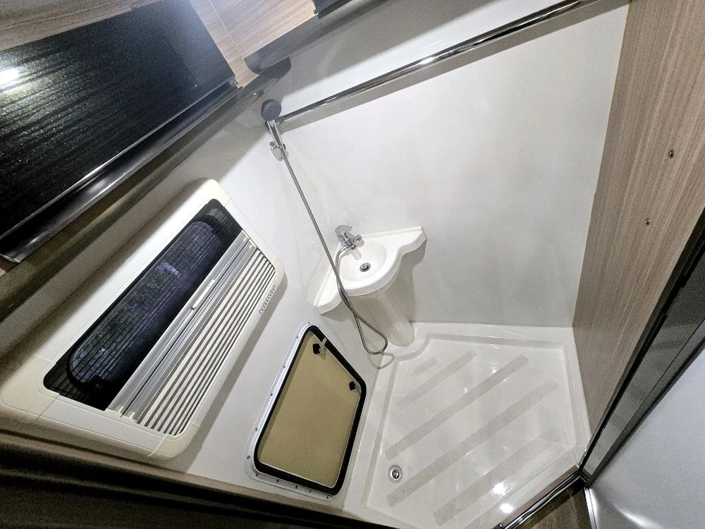 더뉴스타렉스4륜6인승캠핑카 이미지