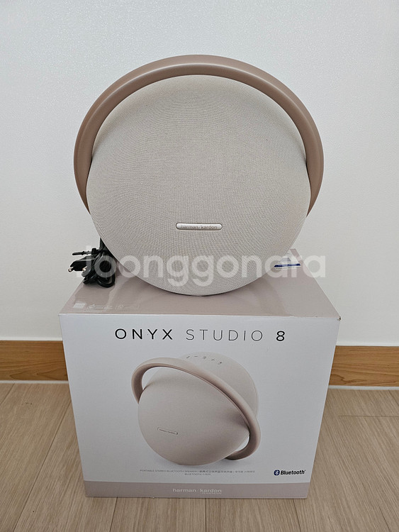하만카돈 오닉스 스튜디오8 블루투스 스피커 샴페인 색상 판매합니다.--0