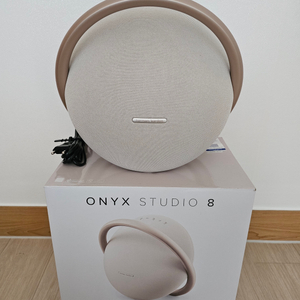 하만카돈 오닉스 스튜디오8 블루투스 스피커 샴페인 색상 판매합니다.