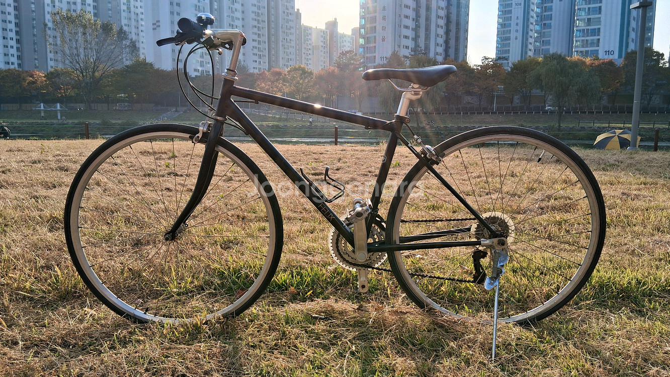 블랙 색상의 레스포 700C 펠릭스 자전거입니다. 레스포 원가 28만원. 라이딩을 즐기시는 분들께 추천드려요. 디자--1